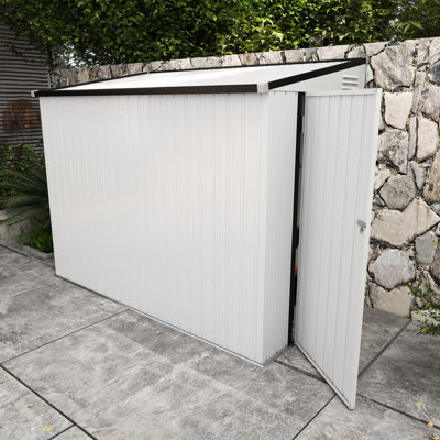 Remise en métal 4 'x 7,7' - verrouillable, 2 bouches d'aération. Range les outils de jardin et les échelles. Acier galvanisé, peu encombrant, pour patio, pelouse, porte verrouillable pour la cour arrière, pouvant accueillir des vélos de jardin. Blanc, arrière-cour