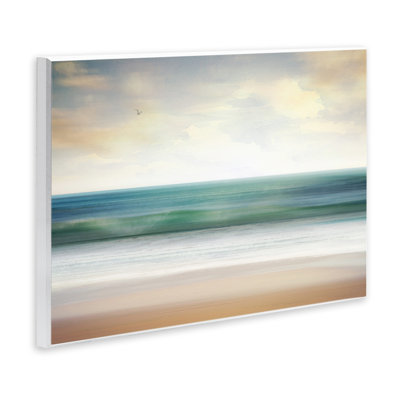 «Lone Seagull Over Beach» par Susan Arnot
