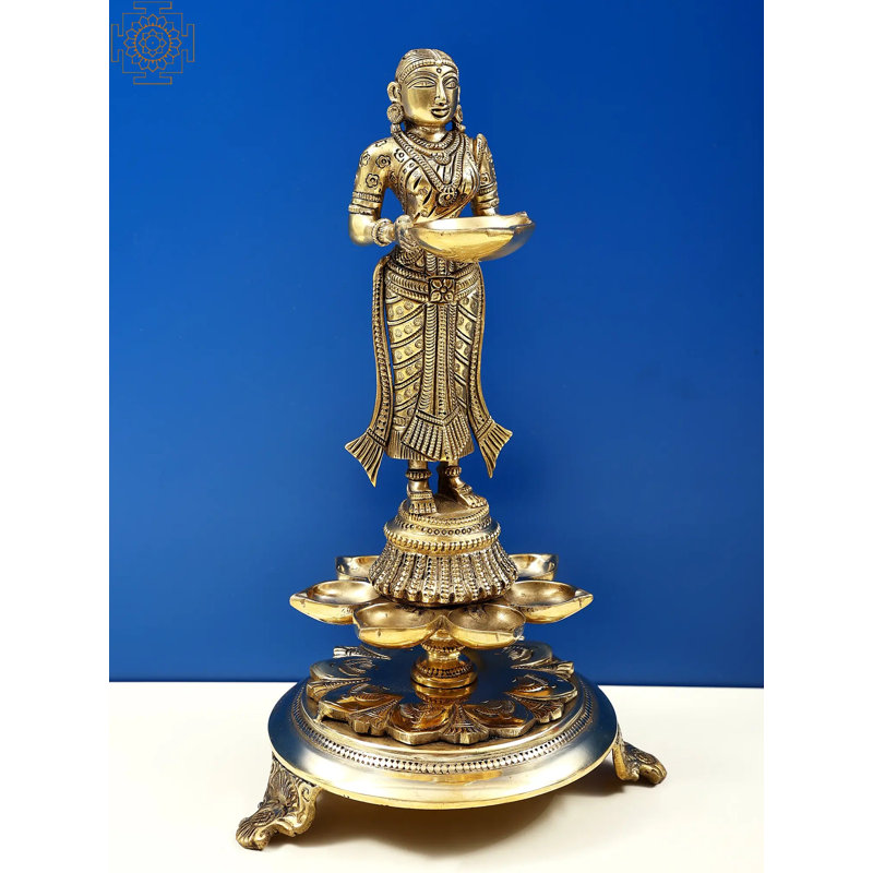 Fine Deepalakshmi sur sept diyas