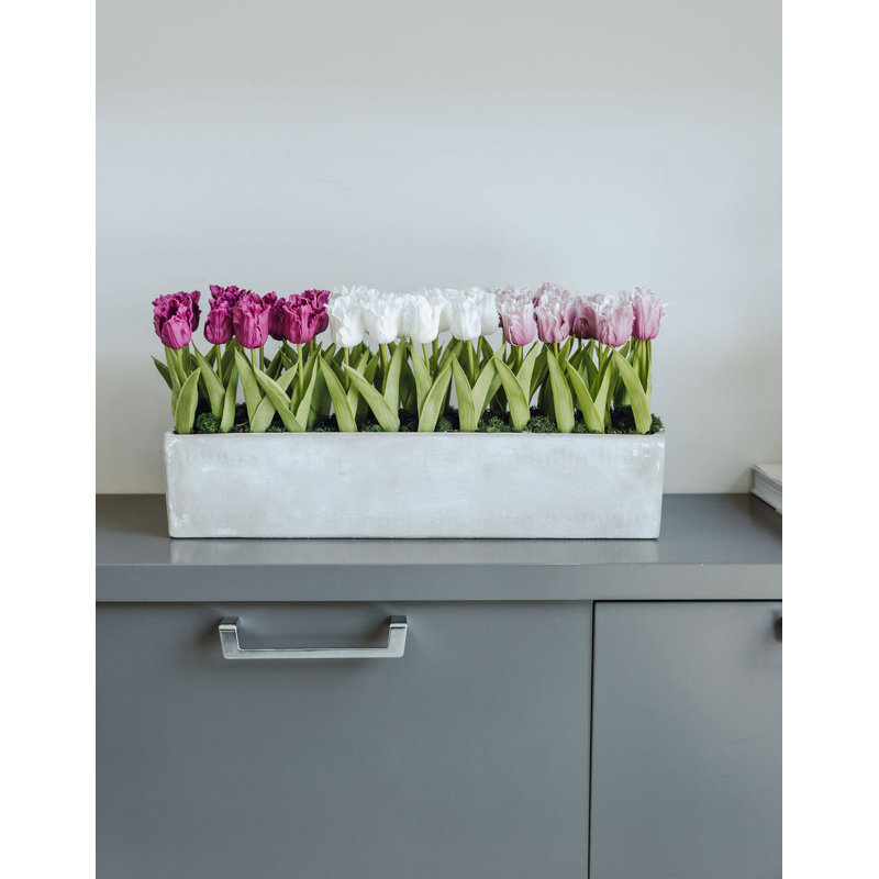 Arrangement de tulipes en polyéthylène (PE) dans un vase