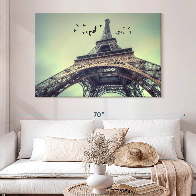 Lilie Eiffel Tower Daylight