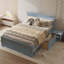 Lit plateforme double avec tiroir et deux tablettes, combinant rangement et confort pour une chambre à coucher propre et élégante-1671988114