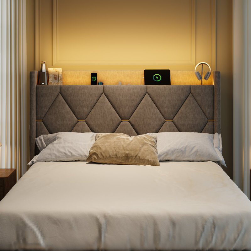 Lit plateforme capitonné avec grands tiroirs de rangement au pied du lit, tablette ouverte en tête de lit, éclairage DEL, chargement USB-C, sans sommier, disponible en chenille ou en velours hollandais, taille standard.