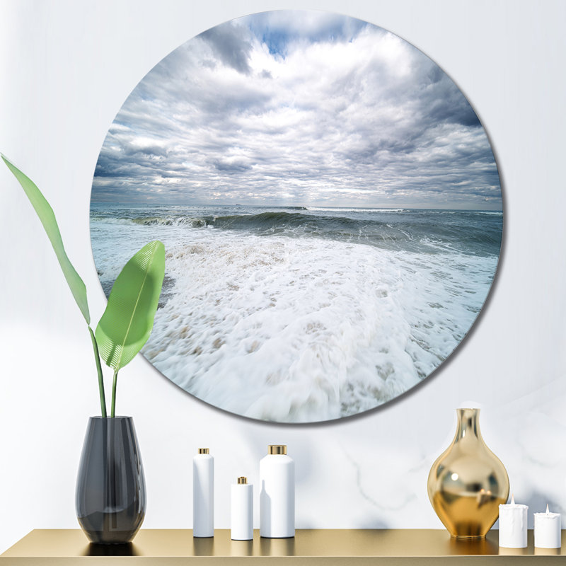 Plage avec sable blanc et ciel nuageux - Art mural nautique et côtier en cercle, H 23 po x l 23 po