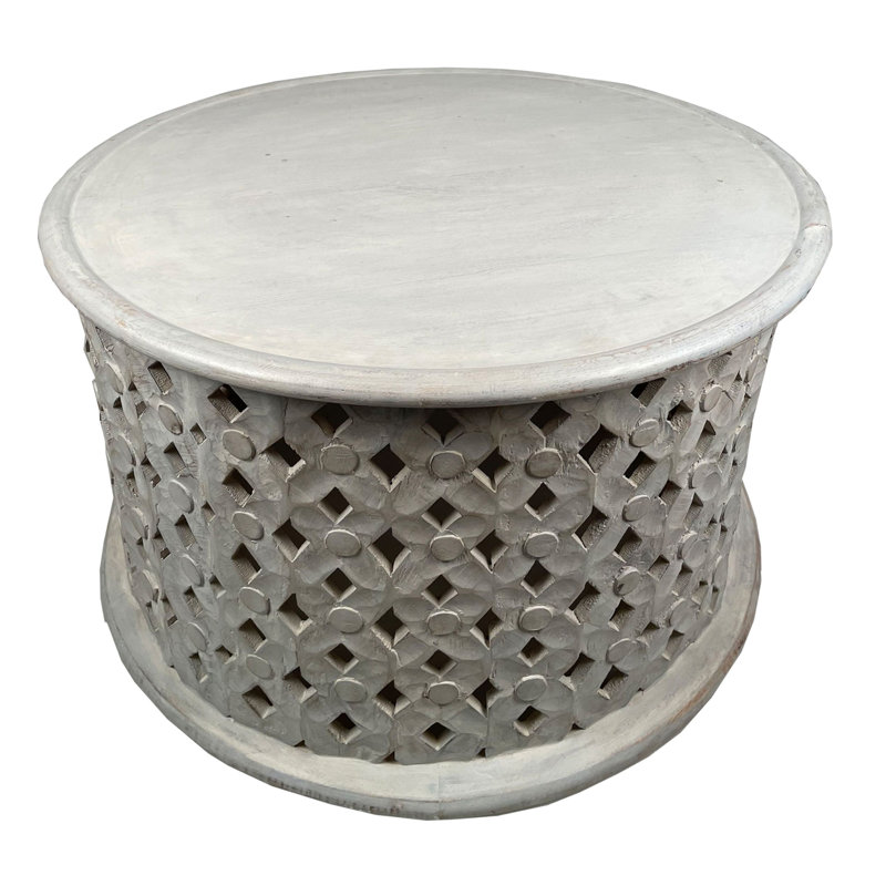 Table basse ronde 28 po en bois de manguier, cadre découpé en treillis de diamants complexes, blanc délavé