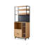 Simple panneau perforé contre l'armoire de rangement murale.
