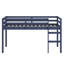 Lit mezzanine en bois avec échelle-659184528