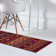 Tapis rouge à motif géométrique 