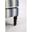 Fauteuil de salon vintage avec lin rayé bleu et blanc, garniture cloutée et fauteuil confortable pour la chambre