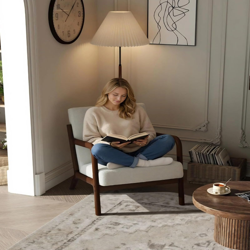 Fauteuil rembourré de style Mid-Century avec revêtement en peau de mouton retournée, coussin de soutien lombaire et structure robuste en bois massif pour salon
