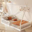 Lit simple en bois avec clôture-419681294