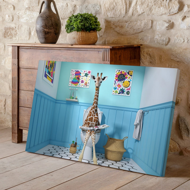 Toile, scène fantaisiste mettant en vedette une girafe assise sur un art mural blanc, une toilette dans une salle de bain aux couleurs vives