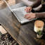 Table basse à plateau relevable brun avec finition chêne, conception rectangulaire, espace de rangement secret, structure en métal thermolaqué, tablette ouverte pour plus d'espace, divertissement à domicile et bureau