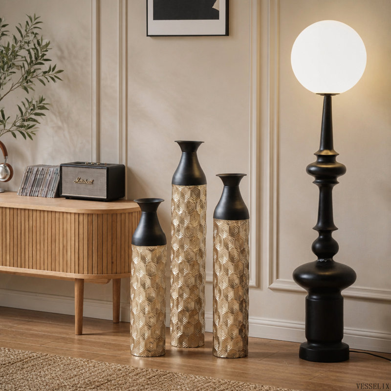 Ensemble de 3 vases de sol en métal émaillé blanc, hauteurs 33,8, 29 et 24,8 pouces, décoration intérieure
