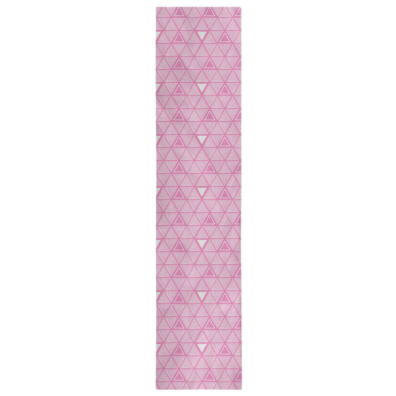 Chemin de table à triangles dessinés à la main Classic, 16 po x 72 po, Rose clair