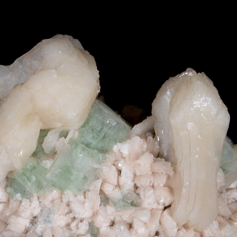 Apophyllite vert cristal avec stilbite sur heulandite