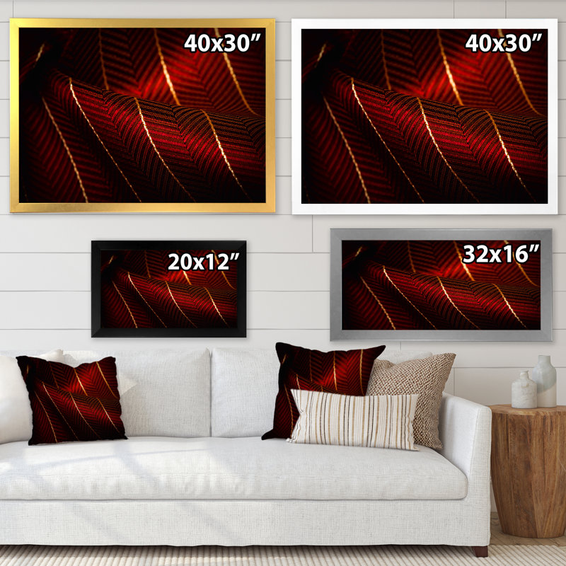 Tissu rouge rubis avec ligne dorée I - photographie sur toile, H 30 po x l 40 po x P 1,5 po, Cadre noir