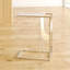 Table d'appoint en forme de C Flannagan ‑ comme table de bout ou table d'appoint pour les collations pour le salon ou la chambre à coucher en métal avec une apparence de similicuir et chrome