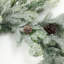 Ensemble de 3 pièces de verdure artificielle de Noël givrée style plumes avec pommes de pin, sapin de 6,35 cm, couronne de 61 cm et guirlande de 2,74 m
