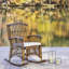 Chaise berçante d'intérieur en bois de manguier et en rotin avec coussin blanc Swayze-1469279529