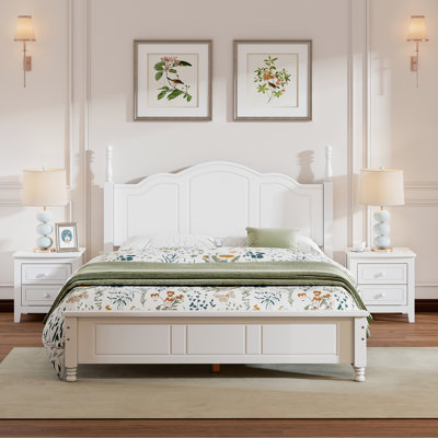 3 chambres avec lit plateforme en bois et deux tables de chevet en blanc ferme