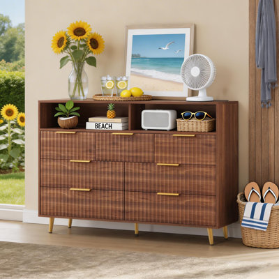 Commode 7 tiroirs pour la chambre à coucher, commodes de 54 po de largeur avec lumières DEL et station de charge, conception à profil courbé, tiroirs en bois cannelé avec poignée dorée, commode moderne pour le salon.