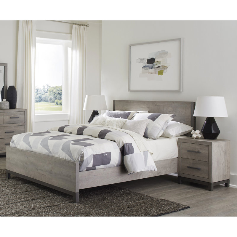 Élégante chambre avec grand lit gris - Finition du lit de la planche