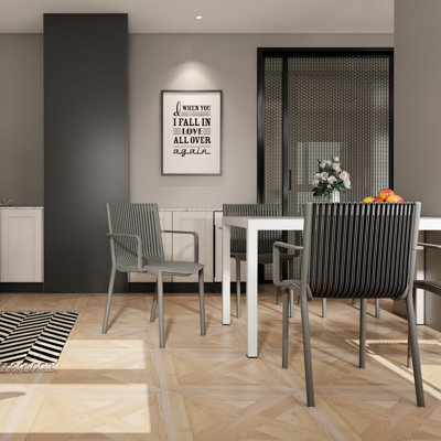 4 fauteuils en plastique gris chaud avec matériau PP résistant aux intempéries, dossier à lattes ergonomique, capacité de 300 lb et plus, patins antidérapants, empilables, assemblables et convenant au salon et au bureau