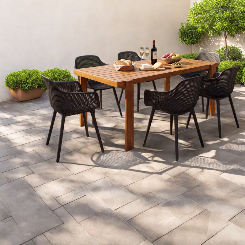 De salle à manger en bois d'acacia moderne avec chaises en plastique noir