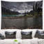 Paysage avec ciel sombre sur un lac cristallin-28491337