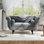 Banc en velours Celestin avec garniture cloutée et accoudoirs courbés Celestine