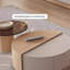 La conception de style crème permet de faire pivoter la table basse
