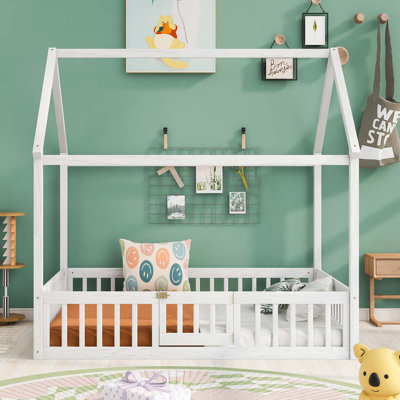 Lit en bois avec clôture et porte