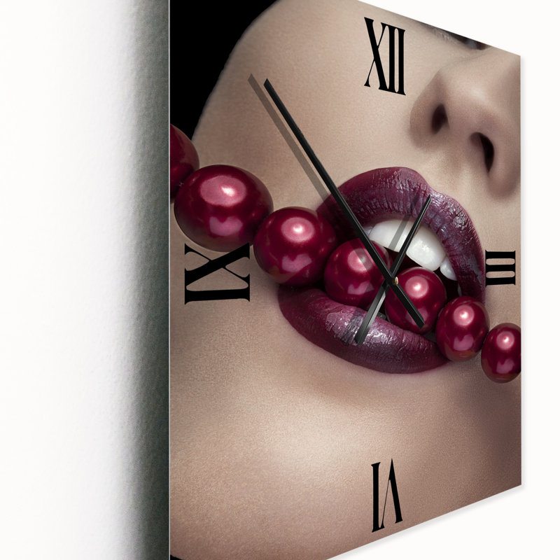 Horloge murale moderne «Woman Bitting with Red Lips with Red Pearls», Très grand