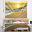 Tapisserie de plage avec vagues blanches sous un coucher de soleil jaune-28508318