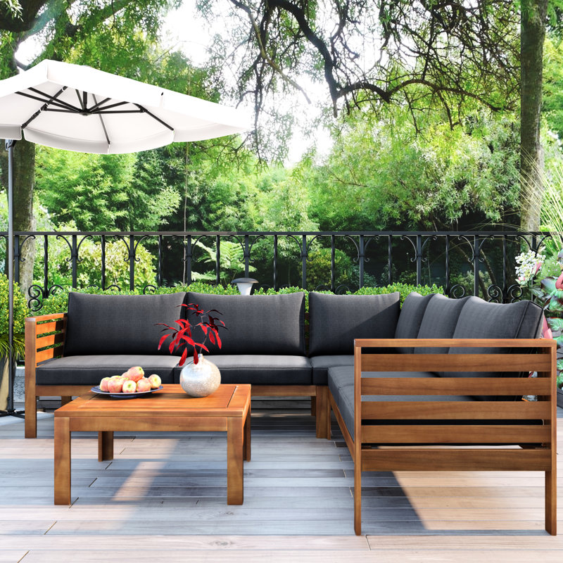 Extérieur, bois, coussins gris, eau, protégé, parfait pour les fêtes de jardin