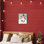 Bonhomme de neige skiant avec cadre flottant Cardinals, design par Kristal Clifford