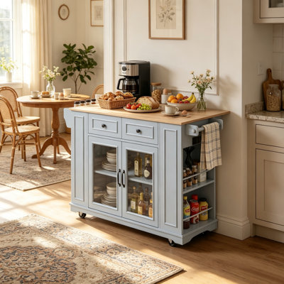 Îlot de cuisine mobile de 137 cm avec rangement à porte vitrée, prise électrique, tablettes ouvertes, porte-serviettes, porte-épices et porte-couteaux, table de préparation mobile