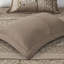 5 couvre-lits - grand. Brun et or. Comprend un couvre-lit, 2 taies décoratives et des coussins décoratifs. Fabriqué avec pour une durabilité de luxe. Affiche des feuilles, des rayures, des motifs. Surpiqûres ornées. Les détails dorés ajoutent de l'élégance.-131451859