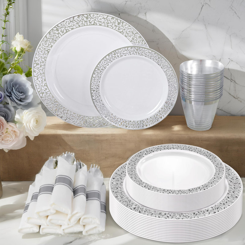 La vaisselle et les serviettes de table en plastique de 350 pièces comprennent: 50 assiettes à dîner, 50 assiettes à dessert, 50 serviettes, 50 tasses et 50 couverts en plastique