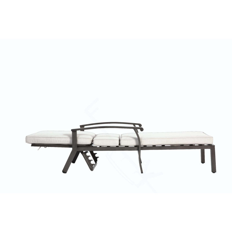 Chaise longue en fonte d'aluminium avec matériau durable, dossier réglable et roulettes pour un confort et une mobilité ultimes.
