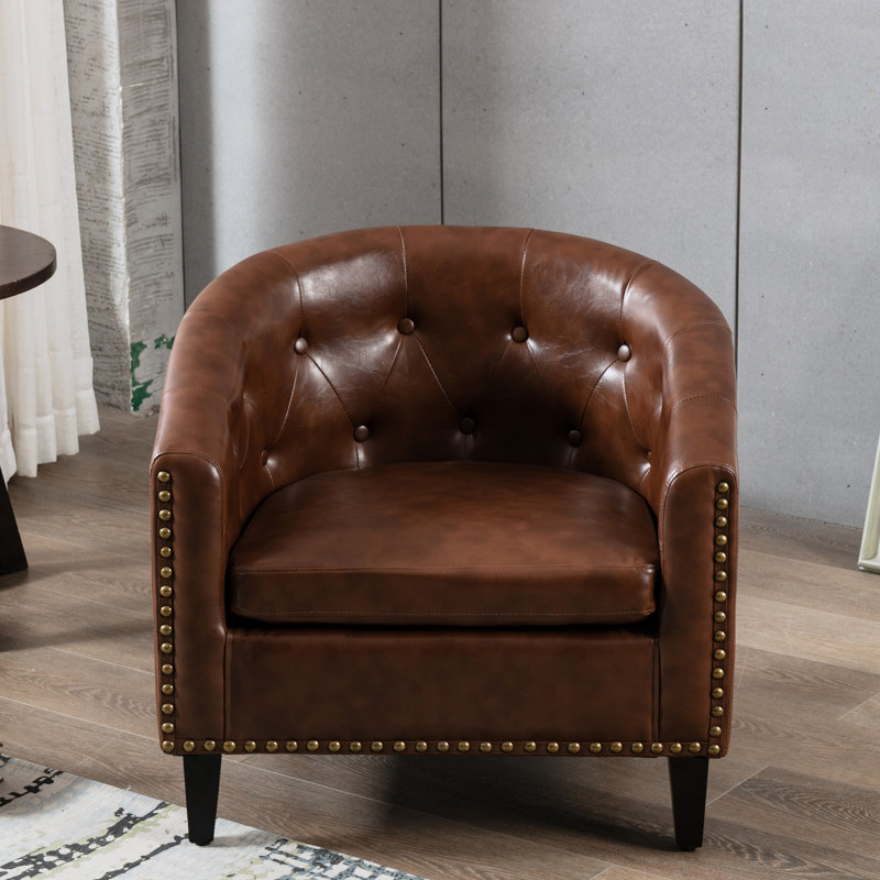 Fauteuil demi-tonneau capitonné de 28,3 po Pim, Simili cuir brun foncé
