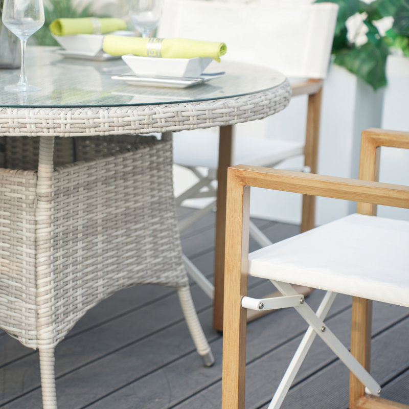 Ensemble repas pour 4 personnes avec chaises pliantes en bois et table en verre tressé