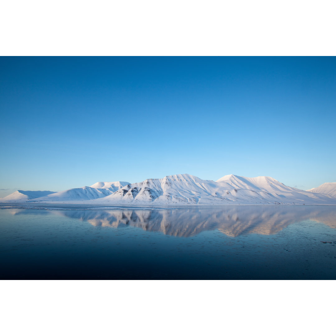 Spitzbergen Mountain Reflected On The Isfjord Landscape von SeppFriedhuber - No Frame Set auf Leinwand