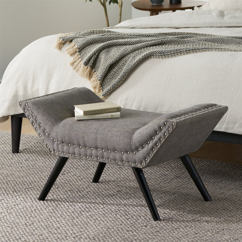 Petit repose-pieds contemporain avec quatre pieds et garniture cloutée élégante pour les espaces de vie