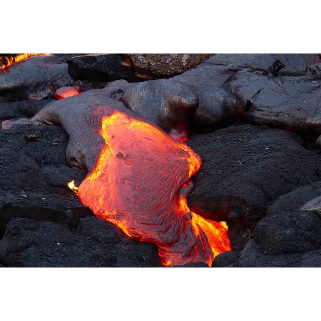 Lava von Justinreznick - Druck auf Leinwand ohne Rahmen