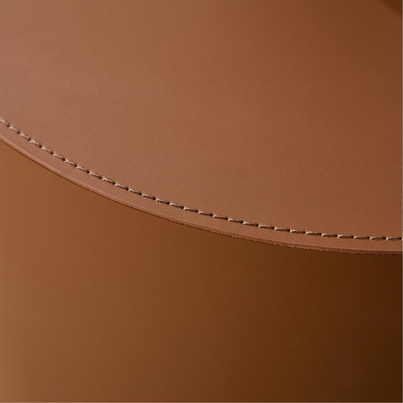 Table en cuir brun moderne Modern, 14.96" H x 19.09" W x 19.09" D