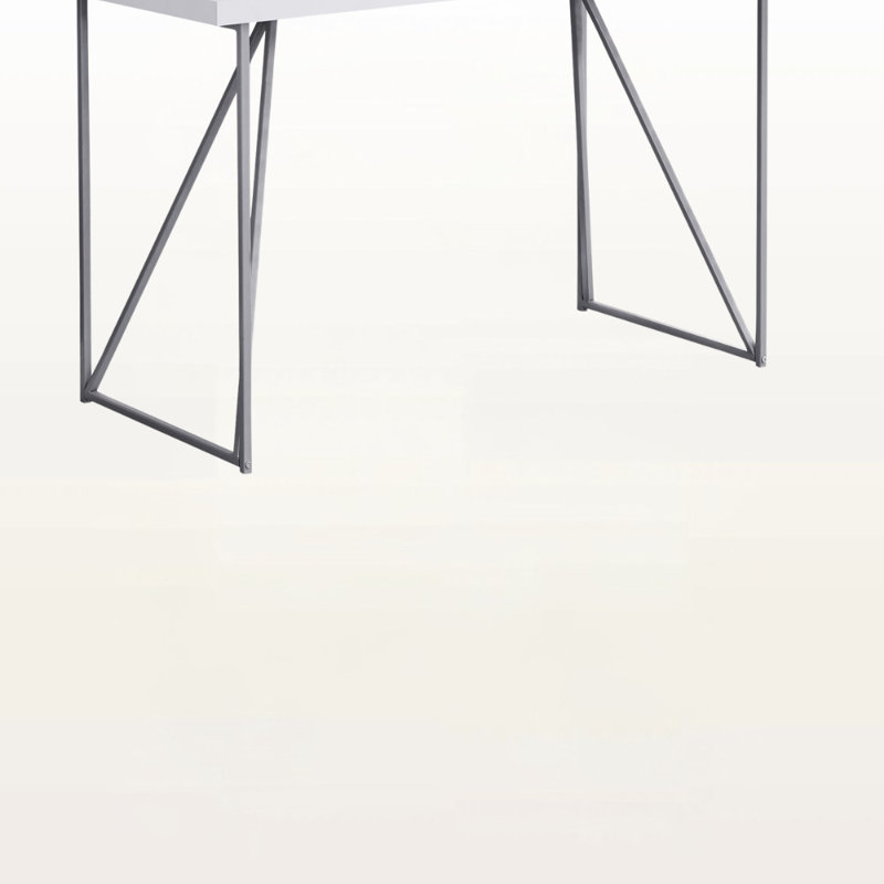 Bureau d'ordinateur Elia à finition blanche avec pieds en métal argenté, H 29,79 po x l 47,1 po x P 21,84 po