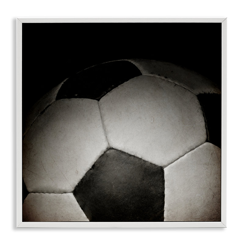 Gros plan sur soccer, estampe numérique, design par Kim Allen, H 24 po x l 24 po