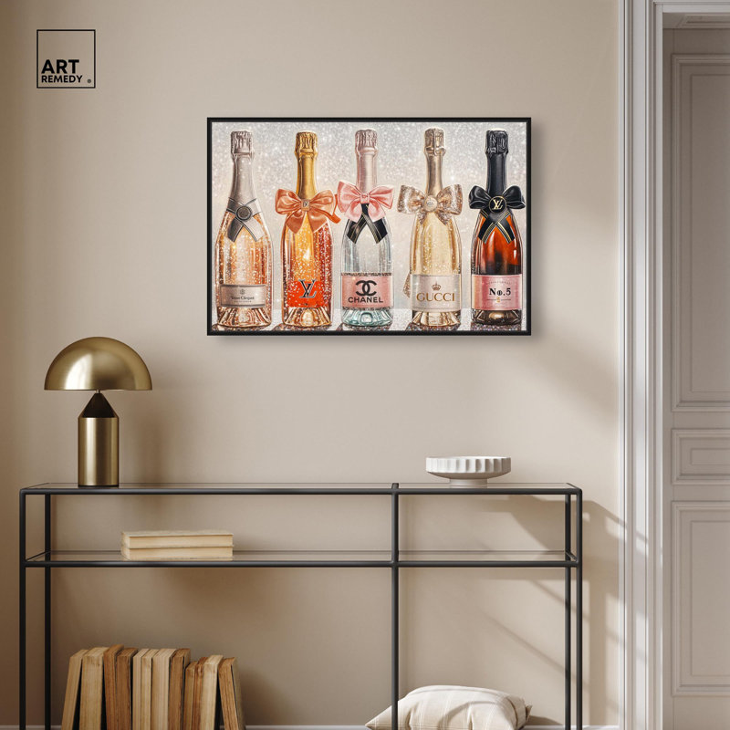 «Champagne Bottles Glitz» par Art Remedy, H 21 po x l 31 po, Cadre flottant, Doré